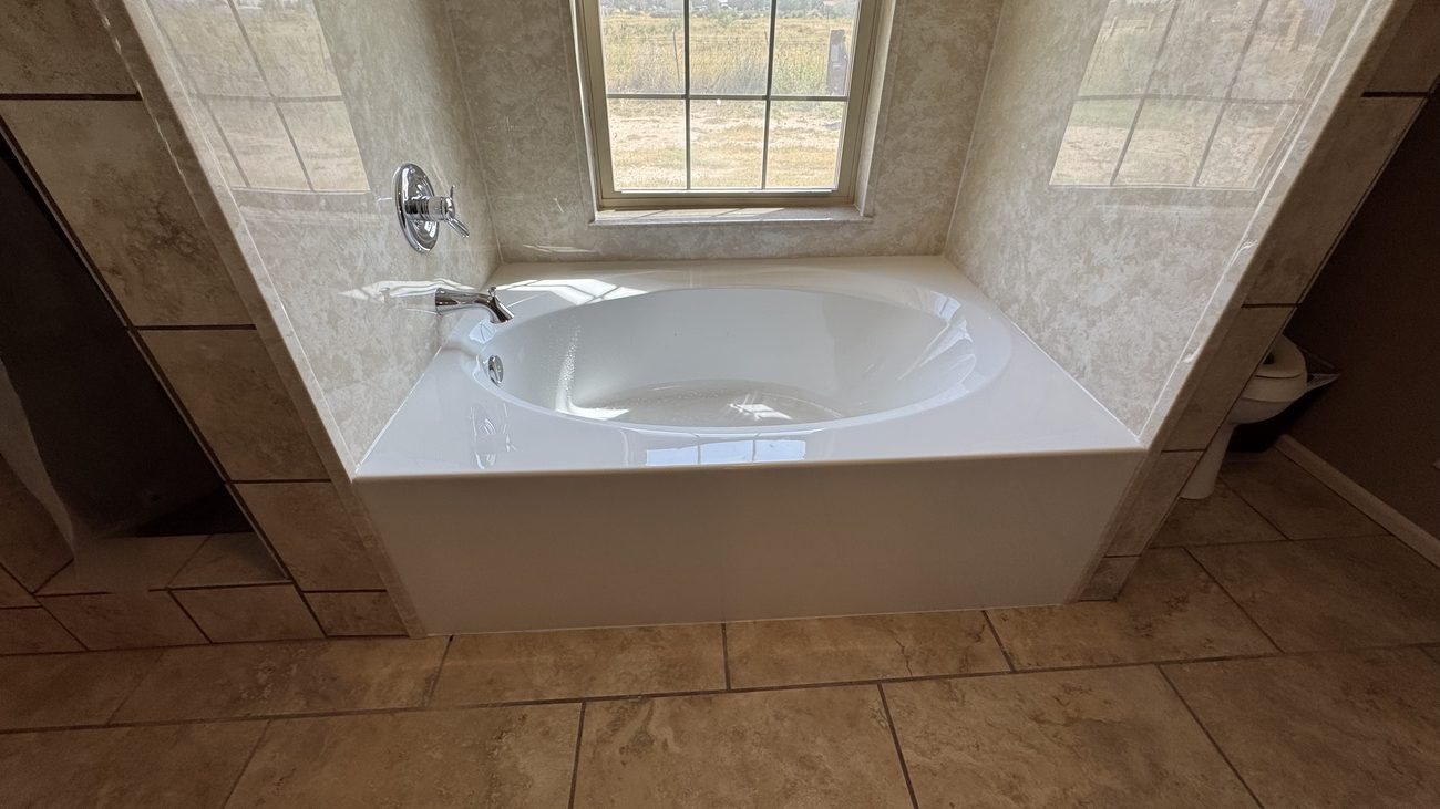 Garden tub with tile-pattern surround